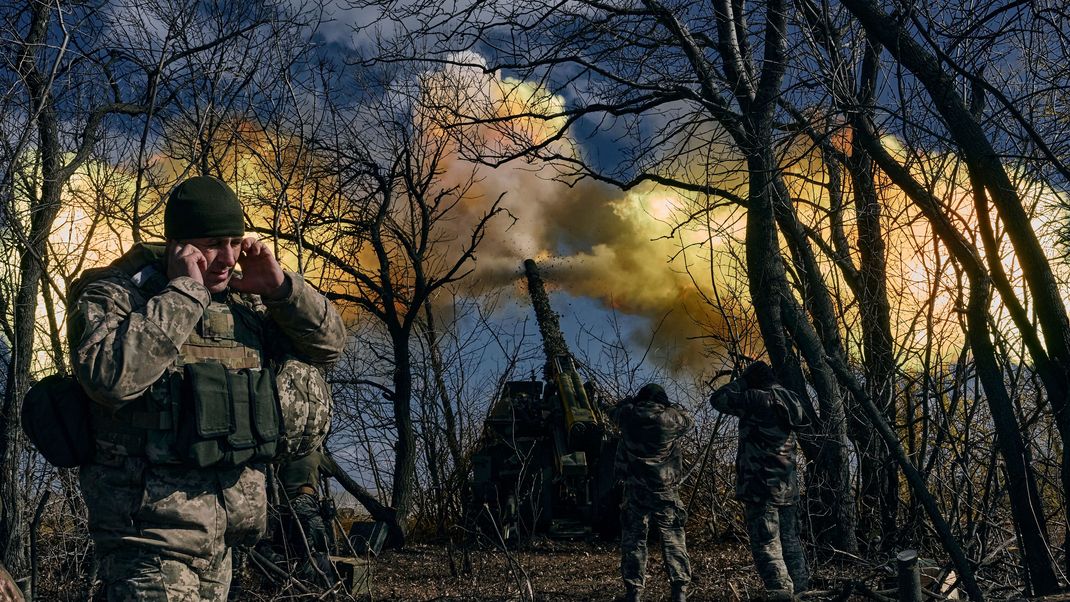 Ukrainische Soldaten feuern eine Panzerhaubitze auf russische Stellungen in der Nähe von Bachmut.