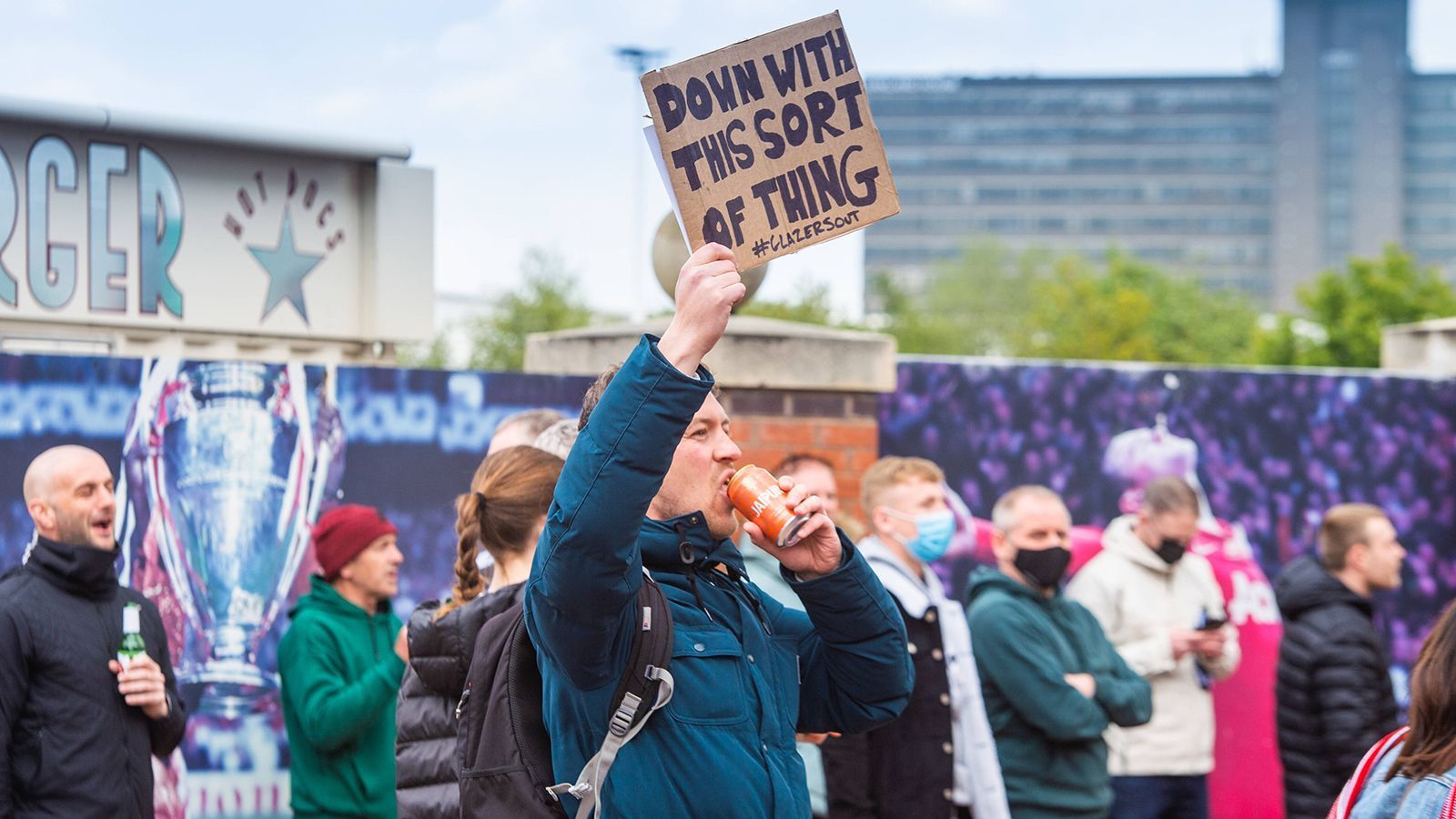 
                <strong>Tausende Fans protestieren</strong><br>
                Tausende Fans fanden sich vor dem Duell der verhassten Topklubs vor dem Stadion in Manchester ein, um gegen die Glazer-Familie zu protestieren. Die US-amerikanischen Eigentümer hatten versucht, zusammen mit elf anderen Klubs eine europäische Super League ins Leben zu rufen.
              