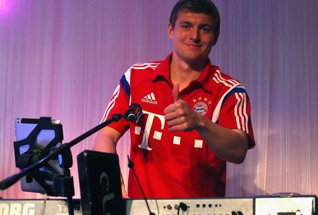 
                <strong>Zehntes Double: So feiern die Bayern</strong><br>
                Der neue "DJ" beim FC Bayern? Toni Kroos hat zumindest noch die Kraft, um nach dem Spiel "aufzulegen".
              