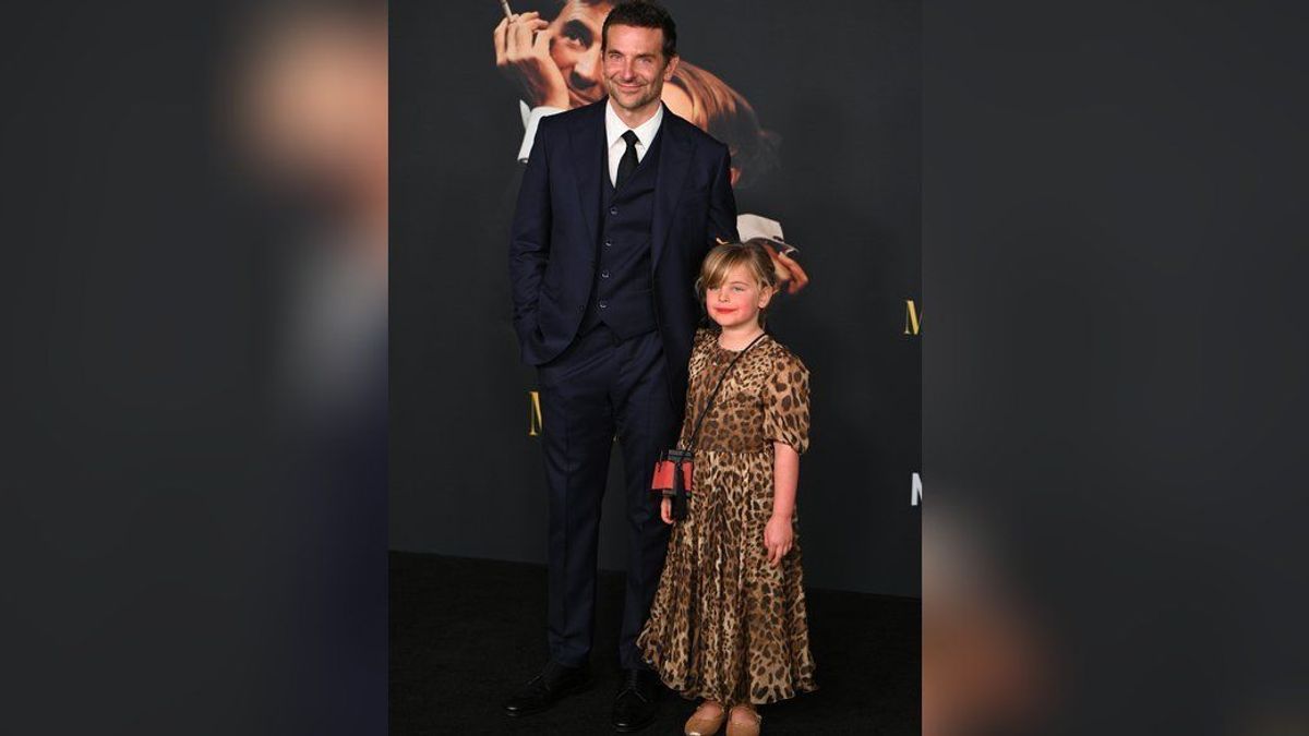 Bradley Cooper mit Tochter Lea auf dem roten Teppich.