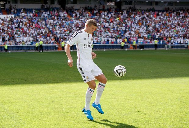 
                <strong>Neunter deutscher Nationalspieler</strong><br>
                Nach Günter Netzer, Paul Breitner, Uli Stielicke, Bernd Schuster, Bodo Illgner, Christoph Metzelder, Mesut Özil und Sami Khedira ist Toni Kroos der neunte deutsche Nationalspieler bei Real.
              