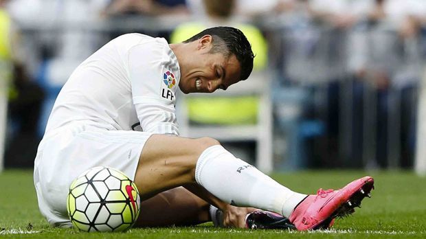
                <strong>Krankenakte: Cristiano Ronaldo</strong><br>
                Aus diesem Vorhaben wurde jedoch nichts. Eine Muskelermüdung zwang ihn für die letzten zwei Ligapartien sowie Pokalfinale gegen Barcelona in die Zuschauerrolle. Zumindest ein wenig konnte er sich noch über den Pokalerfolg damals dennoch freuen.
              