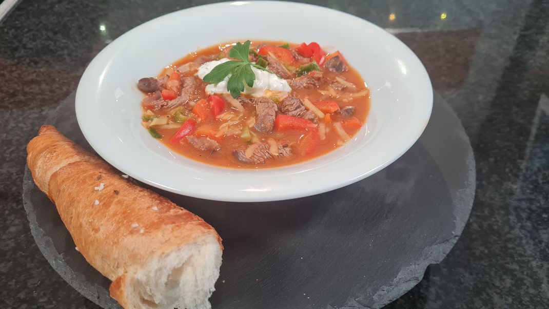 Echtzeitkochen: Schnelle Gulaschsuppe mit Brot