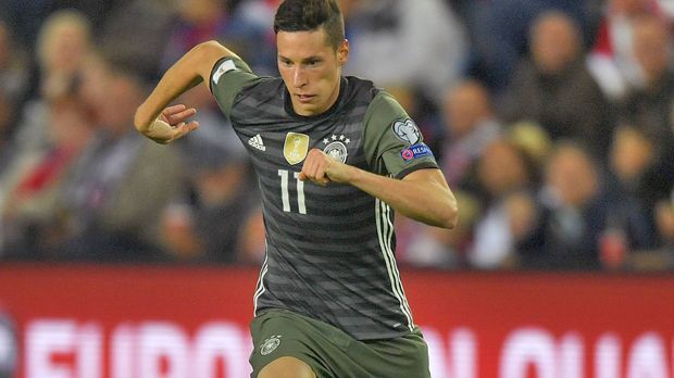 
                <strong>Julian Draxler</strong><br>
                Julian Draxler: Die aktuelle sportliche Krise des VfL Wolfsburg ist auch die von Julian Draxler. Der Weltmeister ist noch ohne Saisontor, zuletzt beim 0:0 gegen den 1. FSV Mainz 05 vergab er die größte Chance des Spiels. "Wenn man länger nicht getroffen hat, dann ist es normal, dass man vor dem Tor länger überlegt", sagte Draxler. "Ich mache mir da keine großen Sorgen, der Ball wird wieder über die Linie gehen. Dann wird für uns einiges einfacher, auch als Mannschaft." Für ihn könnte es einen ersten Schritt bei der Nationalmannschaft geben. Dort hatte er sich schon während der EM Selbstvertrauen geholt. So viel, dass er im Sommer am liebsten aus Wolfsburg geflohen wäre.
              