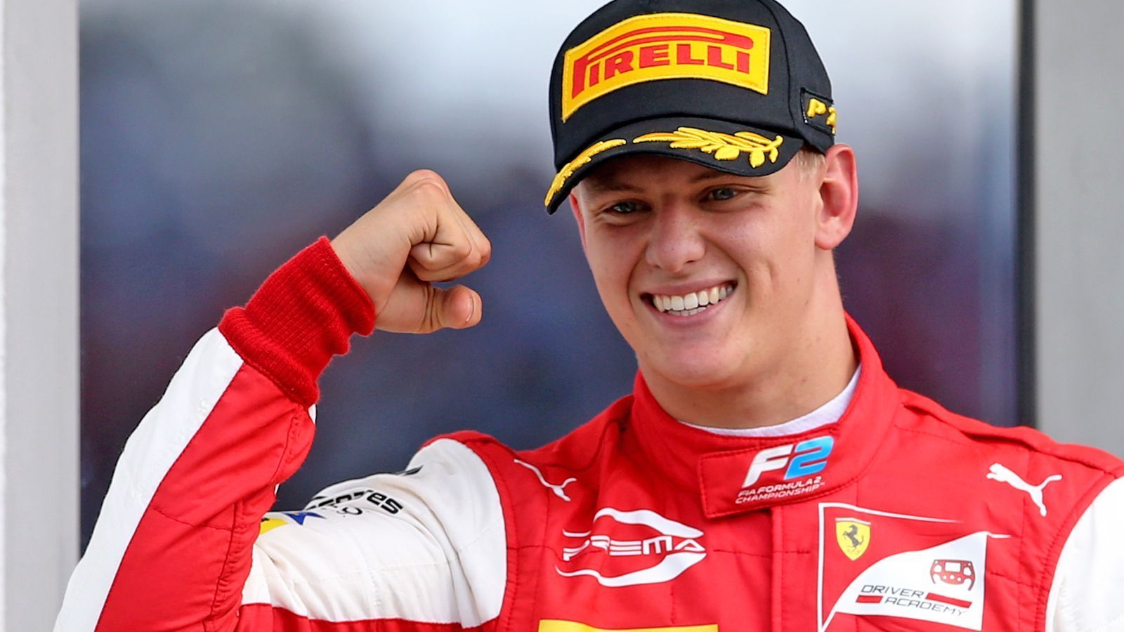 
                <strong>Mick Schumacher</strong><br>
                Team: Prema RacingAlter: Nationalität: DeutschlandBitterer Saisonstart für Schumacher Junior. Und es wird nicht einfacher. Durch mangelnde Pace im Qualifying und sich plötzlich auslösende Feuerlöscher im Rennen, fährt Mick aktuell den Erwartungen hinterher, die zugegebenermaßen immens sind. Viele sehen nach der unglücklichen vergangenen Saison in diesem Jahr Schumachers Chance, den Durchbruch zu schaffen. Sollte Sebastian Vettel sich nächstes Jahr aus der F1 verabschieden, stünde Deutschland erstmal ohne eigenen Fahrer in der Königsklasse da. Das erhöht den Druck auf den Ferrari Academy Driver nochmal. Von der Race Pace her hat er jedoch allemal das Talent, diesen Weg zu bestreiten.
              