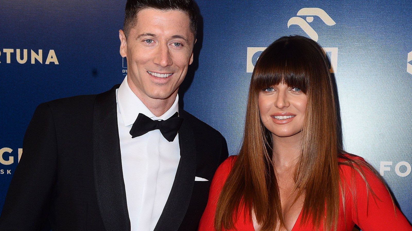 
                <strong>Privatleben: Robert Lewandowski</strong><br>
                Lewandowski ist mit der ehemaligen polnischen Karatekämpferin Anna Lewandowska verheiratet. Die beiden haben zwei Töchter. 
              