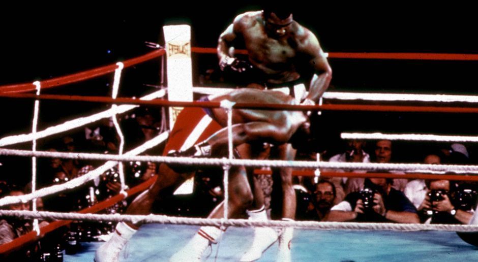 
                <strong>Muhammad Ali vs George Foreman</strong><br>
                Die K.o.-Maschine Foreman war keine langen Fights gewöhnt, Ali setzte aus der Deckung immer wieder Wirkungstreffer. Ende der achten Runde riskierte Ali alles - und fällte Foreman mit zwei Links-Rechts-Kombinationen. Über 100.000 Zuschauer brachten das Stade Tata Raphaël zum Erbeben. Ali war wieder Weltmeister, sieben Jahre, nachdem ihm der Titel genommen worden war. Als zweiter Boxer nach Floyd Patterson widerlegte er das ungeschriebene Box-Gesetz "They never come back".
              