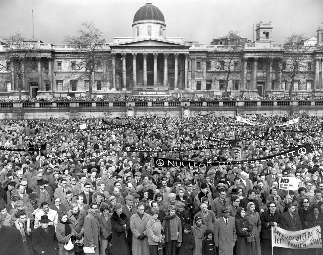 Beim Londoner Ostermarsch 1958 nutzten die Atomwaffen-Gegner:innen zum ersten Mal das zuvor von Gerald Holtom designte Peace-Zeichen.