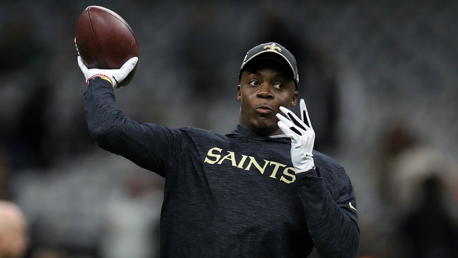 
                <strong>Terry Bridgewater (New Orleans Saints) </strong><br>
                Auch Teddy Bridgewater könnte eine Saison lang einspringen und Smith ersetzen. In New Orleans muss er sich hinter Franchise-Legende Drew Brees anstellen und wird unter normalen Voraussetzungen kein Spiel von Anfang an spielen dürfen. Im letzten Spiel 2018 durfte er sich mal zeigen, konnte dabei allerdings nicht positiv auf sich aufmerksam machen. Bridgewater wird als Free Agent in die Offseason gehen. Die Frage ist allerdings, ob sich die Redskins angesichts der Situation um Alex Smith um einen verletzungsanfälligen Quarterback bemühen wollen. 
              