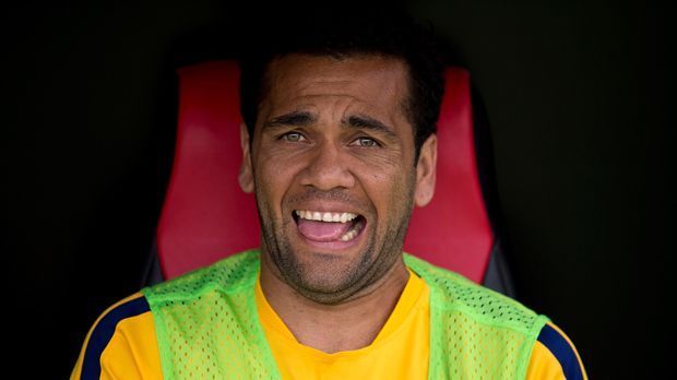 
                <strong>Dani Alves</strong><br>
                Auswechselspieler: Dani Alves (FC Barcelona). Der Brasilianer beackert im Verein die rechte Abwehrseite. Seine Offensivqualitäten sind unbestritten, in der Abwehr sind er und Pique ein eingespieltes Team.
              