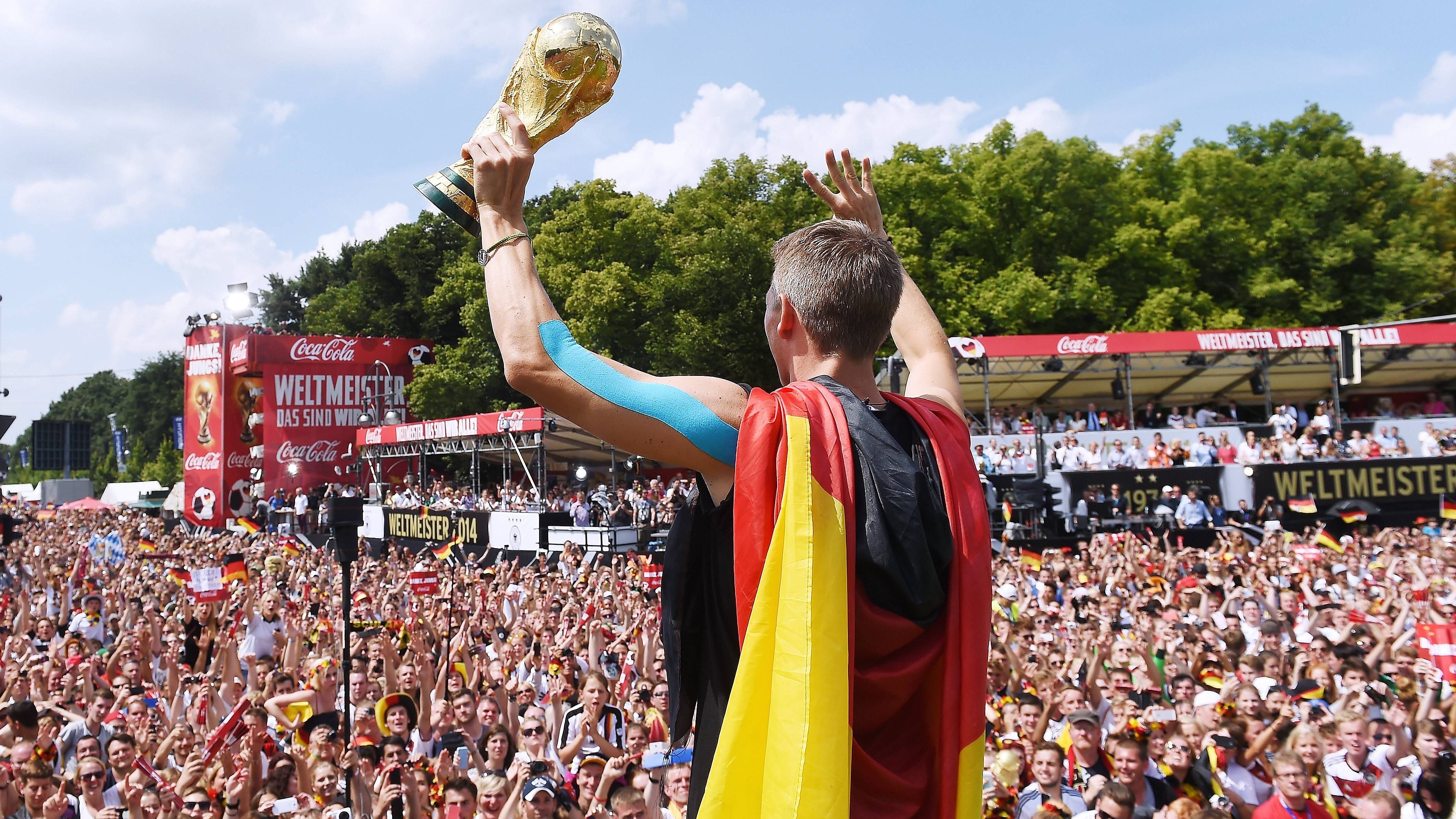 <strong>Deutschland: Weltmeister 2014</strong><br>Als Bastian Schweinsteiger im Sommer 2014 den jubelnden Fans vor dem Brandenburger Tor in Berlin den WM-Pokal präsentierte, war der auch nicht mehr komplett ganz. Bei den Feierlichkeiten zuvor in Rio de Janeiro bröckelte an einer Stelle ein kleines Teilchen ab.