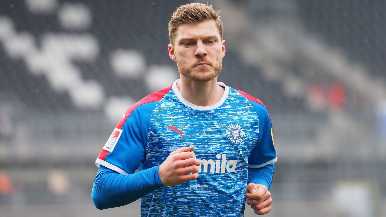 
                <strong>Alexander Mühling</strong><br>
                Mit sechs Toren ist Alexander Mühling der beste Torjäger von Holstein Kiel. Der 28-Jährige ist allerdings kein Stürmer, sondern im zentralen Mittelfeld beheimatet. Der ehemalige deutsche U18-Nationalspieler stammt aus dem Nachwuchs von Borussia Mönchengladbach, spielte danach für die zweite Mannschaft von Bayer 04 Leverkusen und für den SV Sandhausen. 2016 wechselte er zu Holstein Kiel und stieg gleich in der ersten Saison von der 3. Liga in die 2. Bundesliga auf.   
              