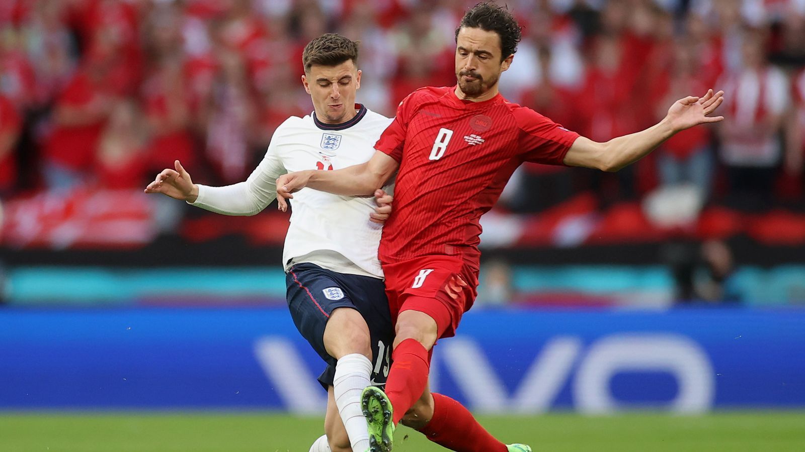 
                <strong>Thomas Delaney (Dänemark)</strong><br>
                Schon nach wenigen Sekunden weiß sich der Dortmunder nur mit einem Foul zu helfen. Danach ist Delaneys Timing in Zweikämpfen deutlich besser. Doch gegen Kane kommt er vor dem eigenen Strafraum einmal klar zu spät. Reibt sich komplett auf, so dass er nach knapp 90 Minuten die Segel streichen muss. ran-Note: 3
              