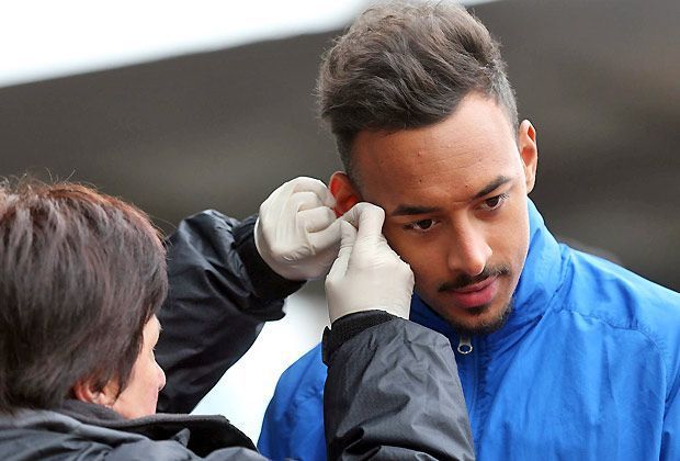 
                <strong>Kleiner Pieks ins Ohr</strong><br>
                Knapp zwei Wochen nach dem letzten Ligaspiel gegen 1899 Hoffenheim bat Lieberknecht Karim Bellarabi und Co. zum Laktattest. Das Ziel des Aufsteigers für die Rückrunde lautet: Mit dem Klassenerhalt das "zweite Wunder" in Folge schaffen 
              