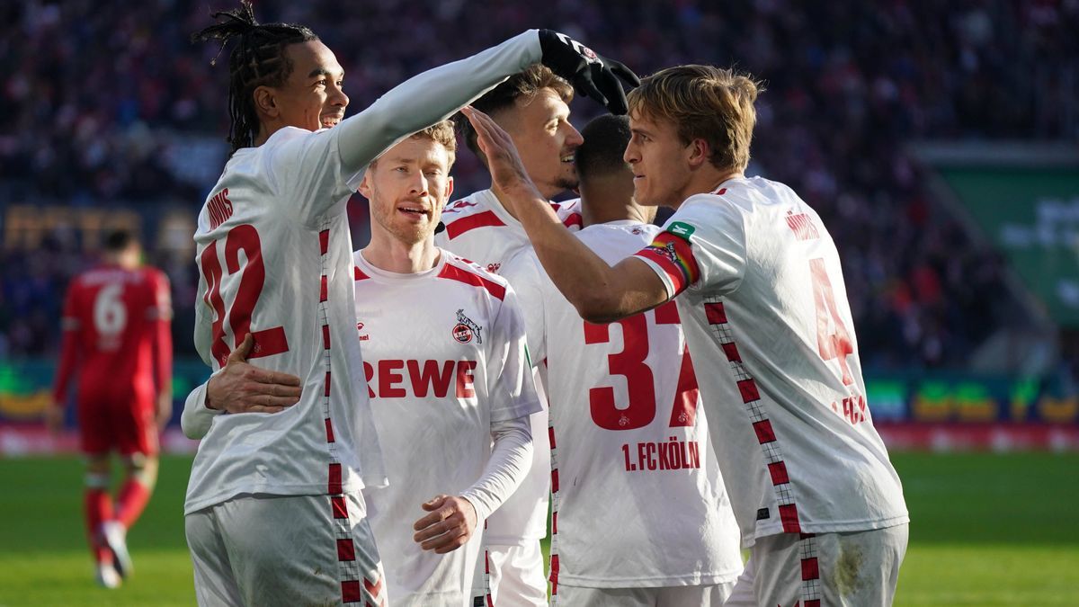 Fussball, 2.BL Saison 2024 2025 1.FC Köln vs Hannover 96 RheinEnergiestadion,Köln Damion Downs, Florian Kainz, Timo Hübers, Dejan Ljubicic, Linton Maina alle 1.FC Köln, jubeln *** Football, 2 BL Se...