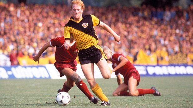 <strong>Matthias Sammer (Libero)</strong><br>
                Einen ähnlichen Weg wie Matthäus ging Dortmunds heutiger Berater Matthias Sammer. Zunächst als Mittelfeldspieler bei Dynamo Dresden und dem VfB Stuttgart eingesetzt, funktionierte Ottmar Hitzfeld Sammer in Dortmund zum Libero um.
