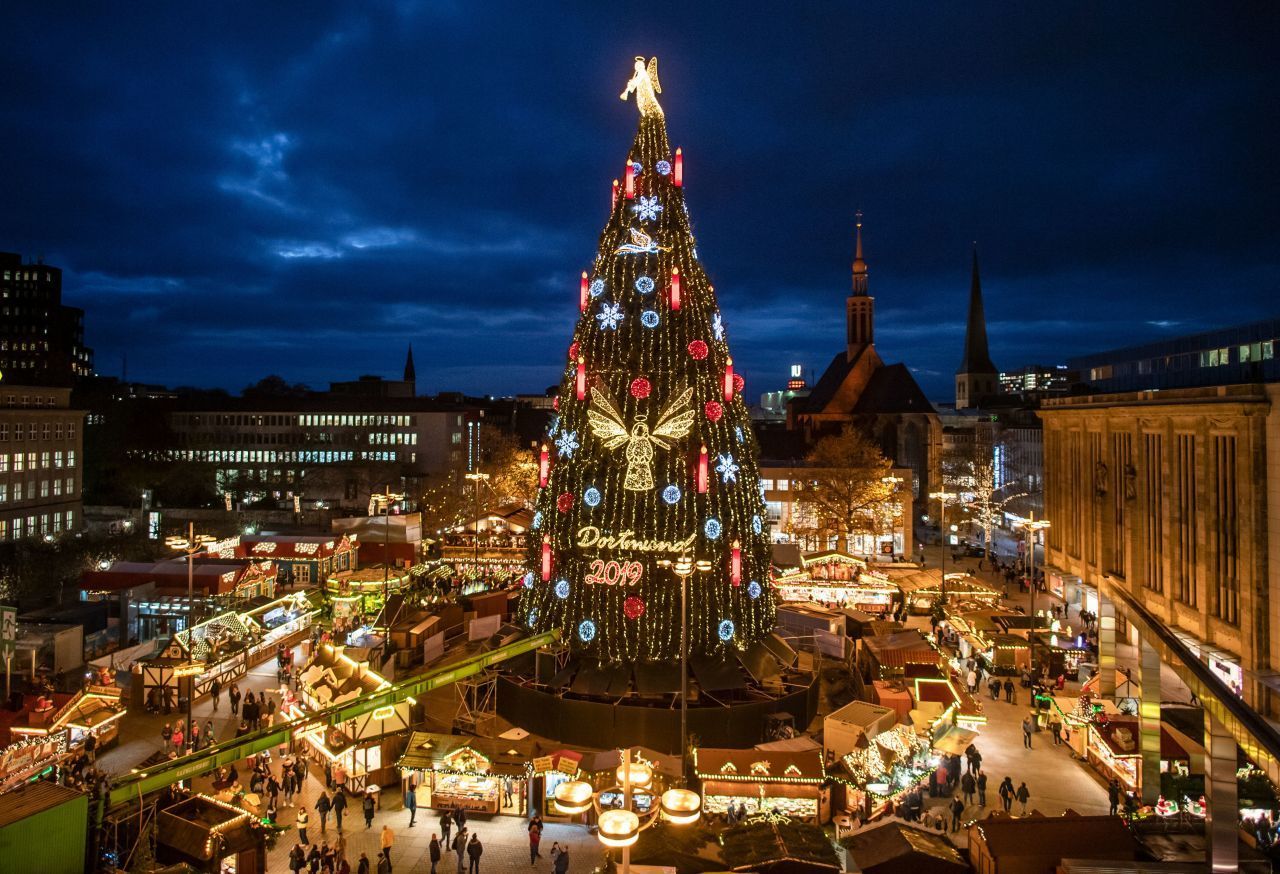 Auf dem Dortmunder Hansaplatz steht auch 2021 wieder der größte Weihnachtsbaum der Welt: Rund 45 Meter ist er hoch hoch. Dafür wurden etwa 1.700 Rotfichten an einem Metallgerüst "zusammengesteckt". 