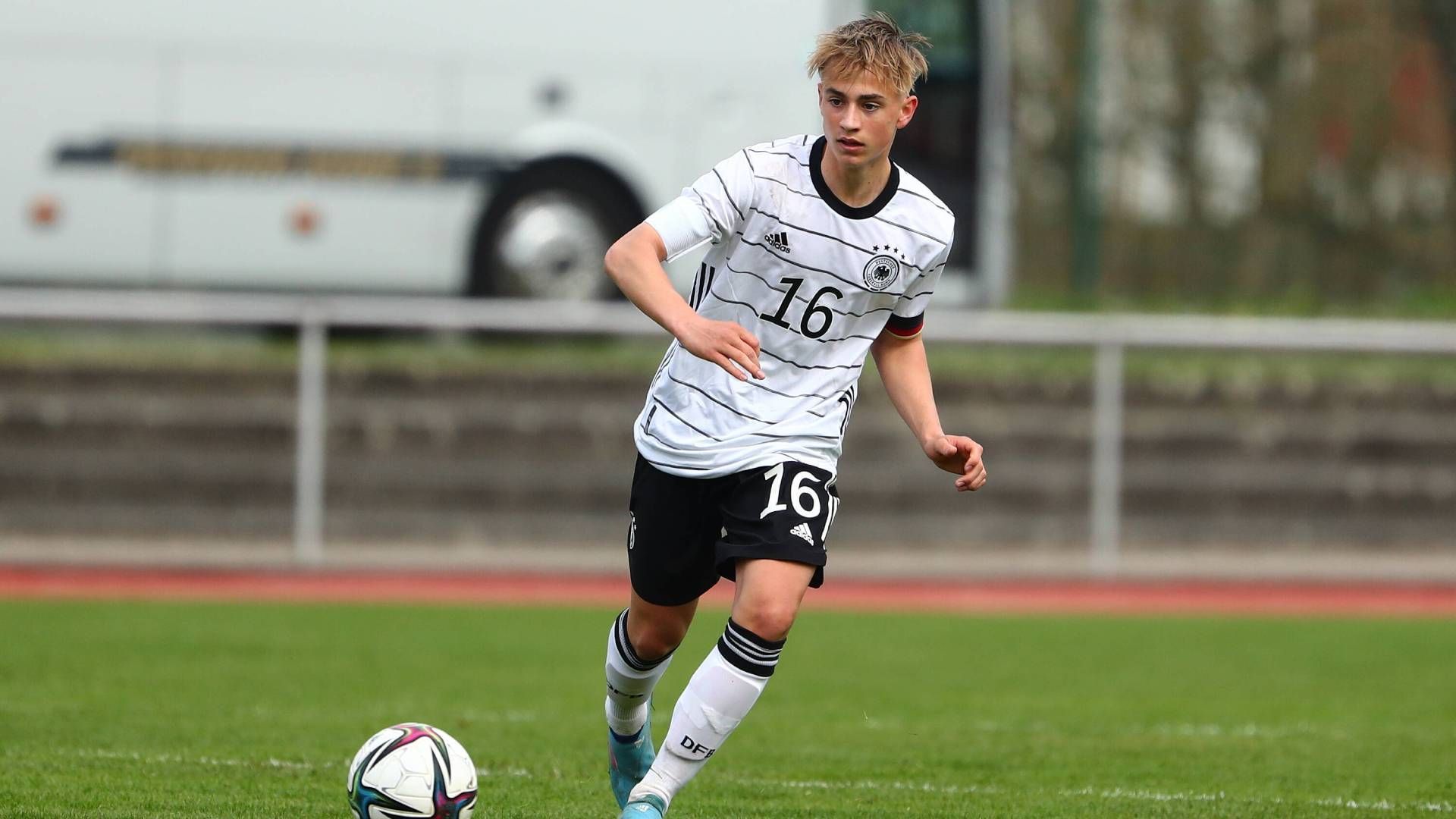 
                <strong>Abwehr: Maximilian Hennig</strong><br>
                &#x2022; Alter: 16<br>&#x2022; Verein: FC Bayern München<br>Hennig zog im direkten Konkurrenzkampf mit Kabar um den Platz links hinten den Kürzeren und stand nur einmal in der Startelf. In der B-Jugend der Bayern war er in der abgelaufenen Saison allerdings unumstritten.
              