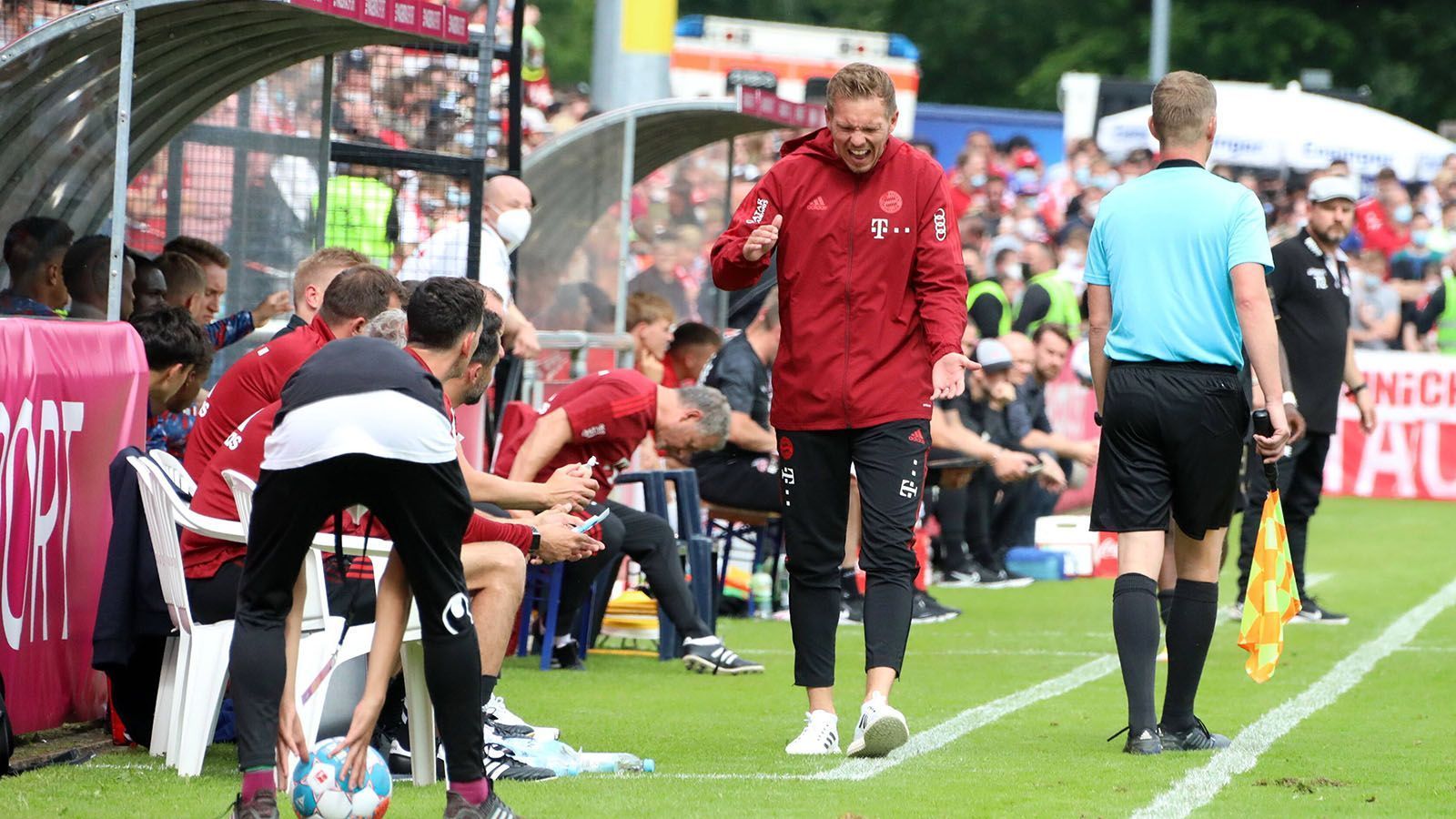 
                <strong>Vier Erkenntnisse aus Nagelsmanns Bayern-Debüt</strong><br>
                Julian Nagelsmann hat am Samstag sein Debüt als Bayern-Trainer gegeben. Zum Auftakt gab es eine 2:3-Niederlage gegen den 1. FC Köln. Dennoch bewertete der 33-Jährige den Auftritt seiner Mannschaft als "insgesamt okay". Schließlich fehlten den Münchnern sämtliche EM-Fahrer und einige verletzte Spieler. ran zeigt die Erkenntnisse, die die Partie gegen Köln bot. 
              