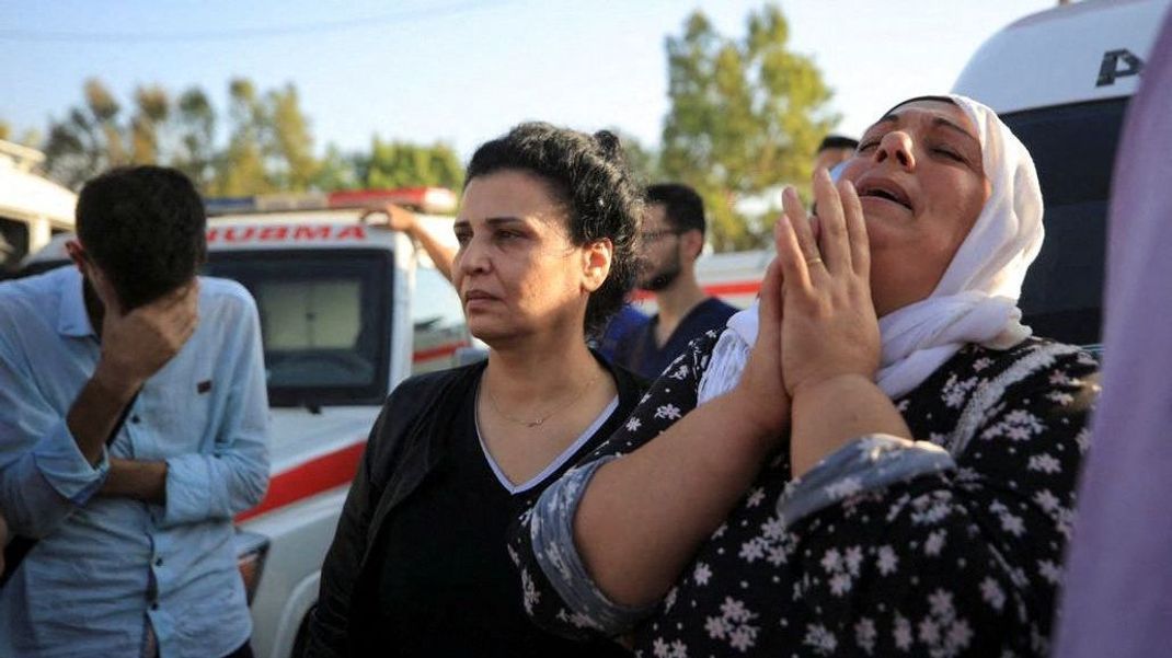 Vor einem Krankenhaus finden sich trauernde Angehörige nach dem Angriff auf eine Militärakademie ein.
