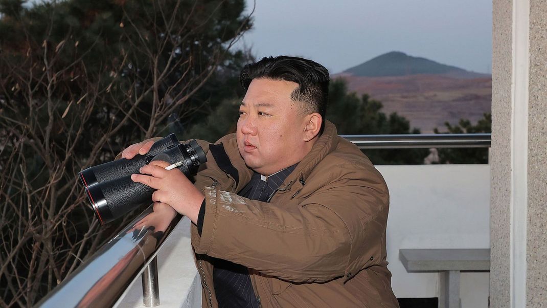 Nordkoreas Machthaber Kim Jong Un beobachtet seinen Raketentest. 