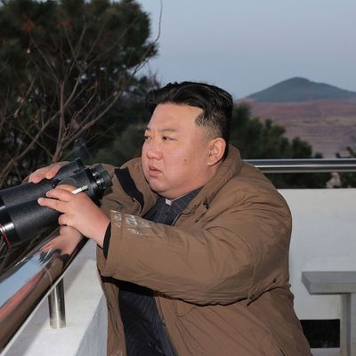 Nordkoreas Machthaber Kim Jong Un beobachtet seinen Raketentest. 