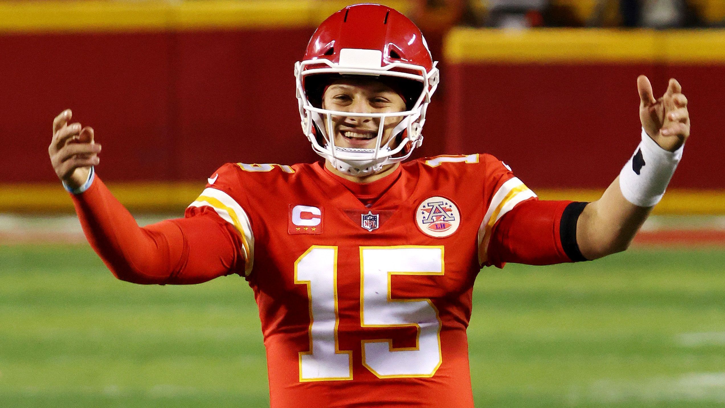 
                <strong>Quarterback: Patrick Mahomes (Kansas City Chiefs)</strong><br>
                Superstar Patrick Mahomes hat 2020 bei den Kansas City Chiefs einen unfassbaren Vertrag über 10 Jahre unterschrieben. Er soll in der Zeit 450 Millionen US-Dollar verdienen, also im Durchschnitt 45 Millionen US-Dollar pro Jahr.
              