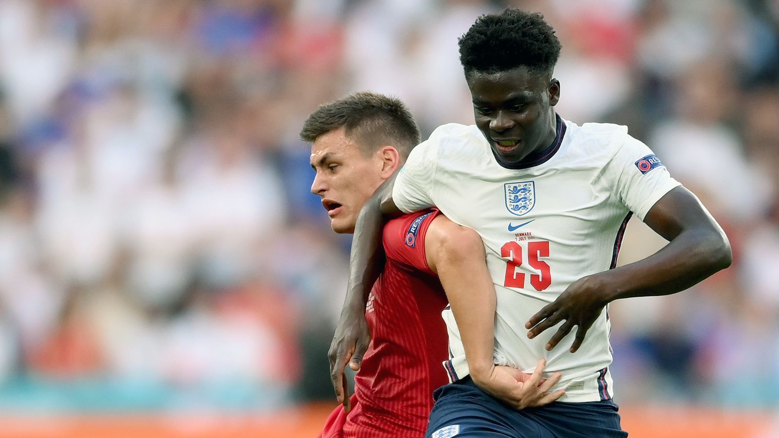 
                <strong>Bukayo Saka (England)</strong><br>
                Versucht immer wieder, seine Qualitäten im Eins gegen Eins in Szene zu setzen, wirkt jedoch oft alleingelassen auf einer Seite. Erzwingt den ungewollten Ausgleich von Kjaer durch eine gefährliche Hereingabe (39.). Beschäftigt die kantigen Verteidiger der Dänen durchgehend. Geht in der 69. Minute für Grealish runter. ran-Note: 2
              