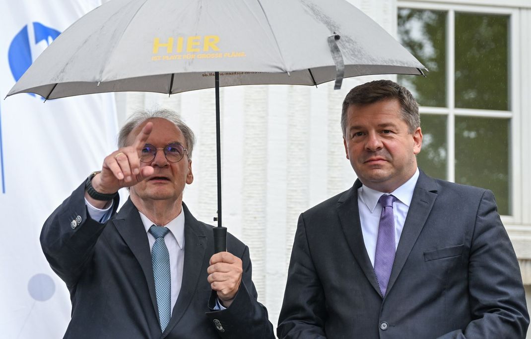 Sachsen-Anhalts Regierungschef Reiner Haseloff (CDU, links) und Wirtschaftsminister Sven Schulze (CDU). (Archivbild)