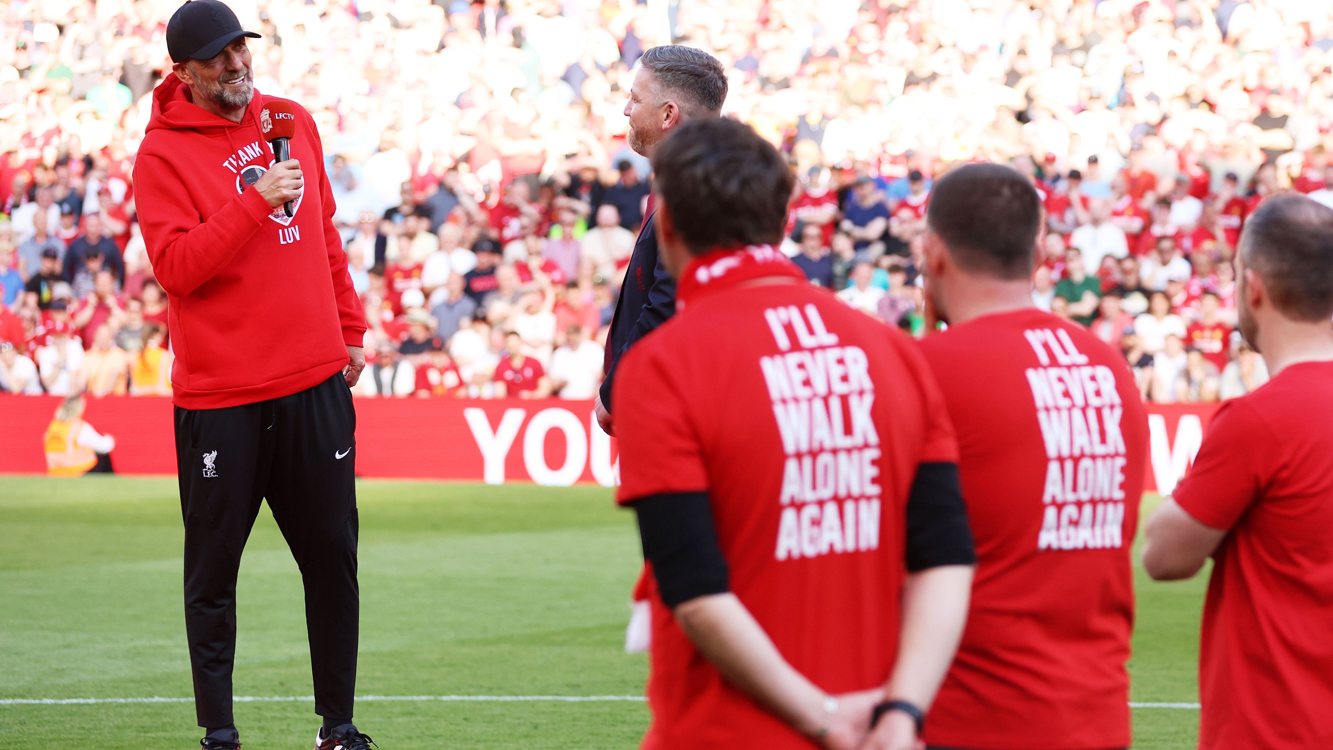 <strong>Abschiedsrede von Klopp</strong><br>Nach dem Schlusspfiff wurde es dann erneut richtig emotional, als sich Klopp im Rahmen einer Ansprache vor immer noch vollen Rängen von den Spielern, Mitarbeitern und Fans offiziell verabschiedete.