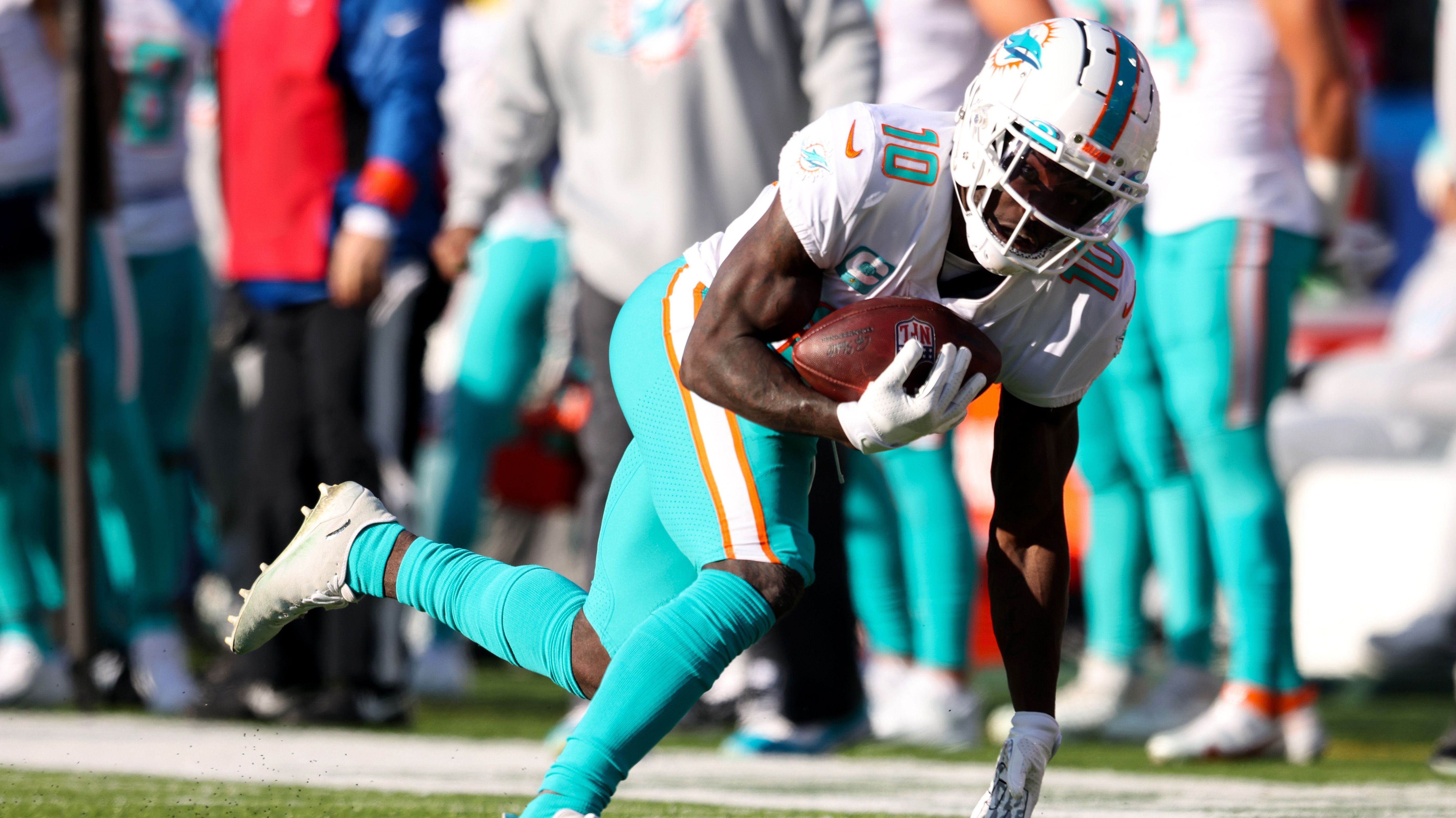 <strong>Miami Dolphins: Stärken (Offensive)</strong><br>Dank viel Kreativität von Head Coach Mike McDaniels und der Verpflichtung von Superstar Tyreek Hill haben die Miami Dolphins ihre Offensive umgebaut. Auch in der kommenden Saison hat Quarterback Tua Tagovailoa ein echtes Arsenal an Anspielstationen. Insbesondere die Chemie mit Hill und dessen Receiver-Kollegen Jaylen Waddle dürfte nach einem Jahr noch besser sein.