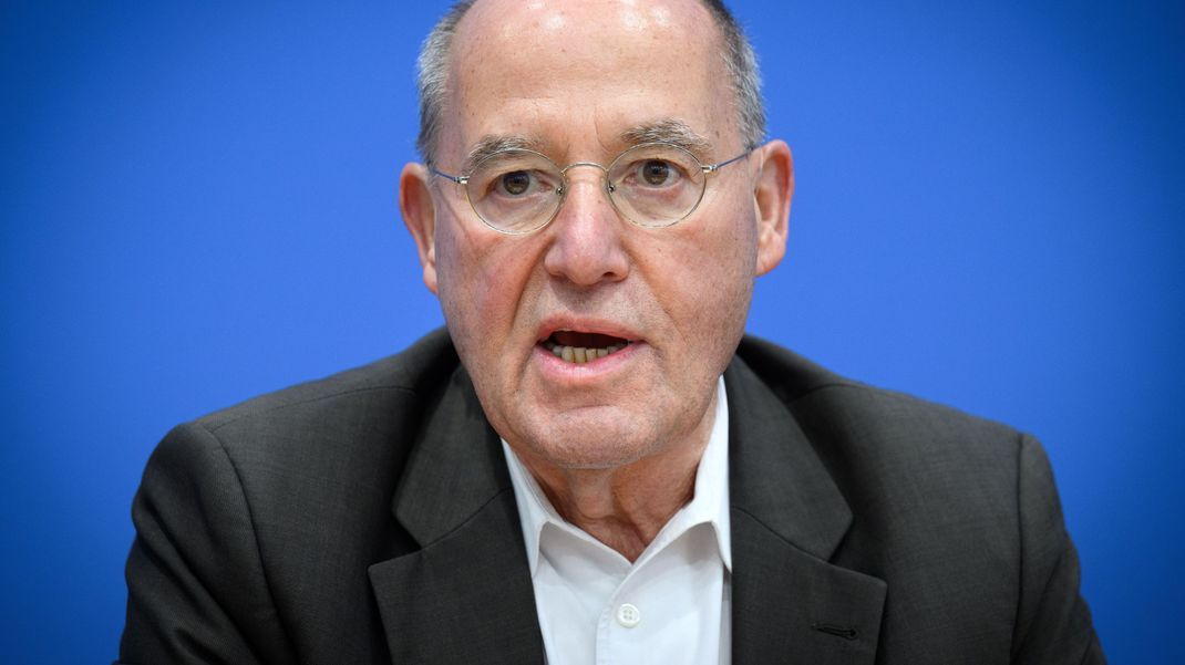 Gregor Gysi (MdB, Die Linke) äußert sich in der Bundespressekonferenz zum "Projekt Silberlocke".
