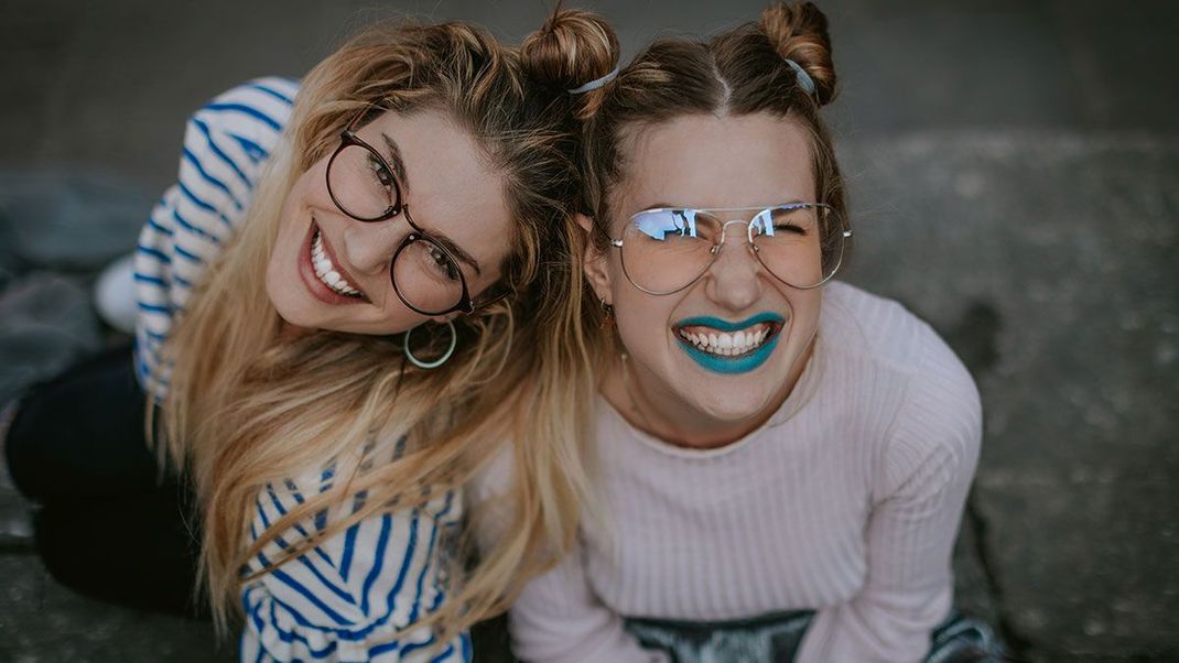 Brille und Make-up sollten matchen. Diese Tipps helfen beim Styling.