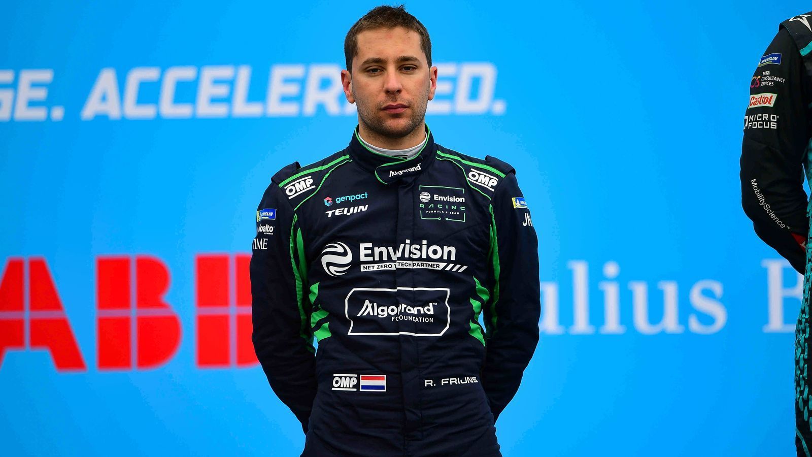 
                <strong>Gewinner: Robin Frijns</strong><br>
                Mr. Podium: Robin Frijns. Der Niederländer, den viele Fans noch aus DTM-Zeiten kennen, ist einer der konstanteste Fahrer im Feld. Zwar fehlt ihm noch der ganz große Sieg, aber niemand landete zuletzt häufiger auf dem zweiten oder dritten Platz als er. In fünf Rennen gelang das drei Mal. Frijns wirkt auf dem Asphalt unfassbar abgeklärt, riskiert nie ein waghalsiges Manöver und fährt trotzdem aggressiv genug, um den Vordermann stetig unter Druck zu setzen. Mit 58 Punkten liegt er in der Fahrerwertung auf dem zweiten Platz, während Teamkollege Nick Cassidy für Envision Racing erst zehn Punkte eingefahren hat. Bei keinem anderen Fahrerduo gibt es eine größere Punktedifferenz, wobei solche Diskrepanzen in der Formel E ohnehin ungewöhnlich sind. Beginnt Frijns demnächst noch zu siegen, ist er ein ganz heißer Titelkandidat.
              