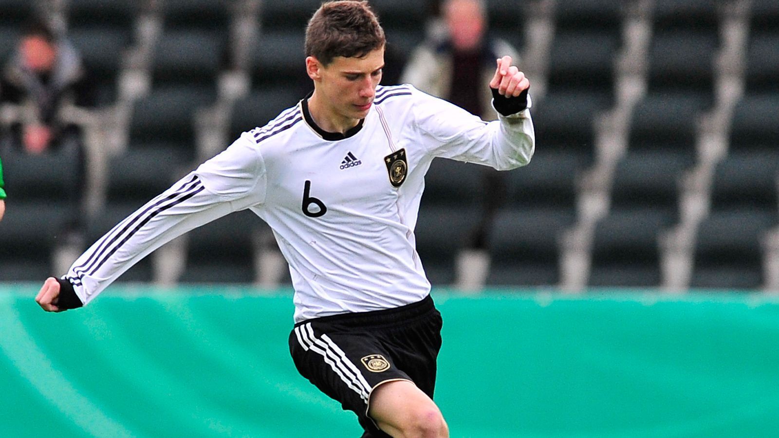 
                <strong>Leon Goretzka</strong><br>
                In Bochum hat Leon Goretzka das Fußballspielen gelernt. Schon damals, hier mit 16, war er Juniorennationalspieler.
              