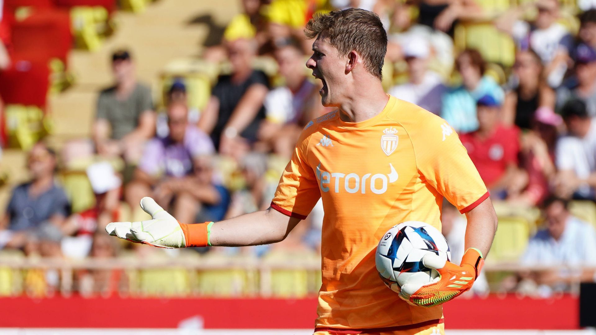 
                <strong>Alexander Nübel (AS Monaco)</strong><br>
                Ebenfalls bis 2023 ist Torhüter Alexander Nübel an die AS Monaco verliehen. Dort wird er bis zum Ende des Leihvertrages auch bleiben. Offen ist hingegen, wie es danach für den ehemaligen Schalker weitergeht. Ursprünglich war der Plan, dann als Nummer 1 zu den Bayern zurückzukehren. Doch nachdem Manuel Neuer seinen Vertrag in der vergangenen Saison bis 2024 verlängert hat, könnte sich Nübels Karriereplanung wieder ändern. Noch einmal wolle er sich nicht hinter dem Nationaltorhüter anstellen, hatte der 25-Jährige noch im Mai in einer Medienrunde zu verstehen gegeben. Sein Vertrag bei den Bayern läuft noch bis 2025.
              