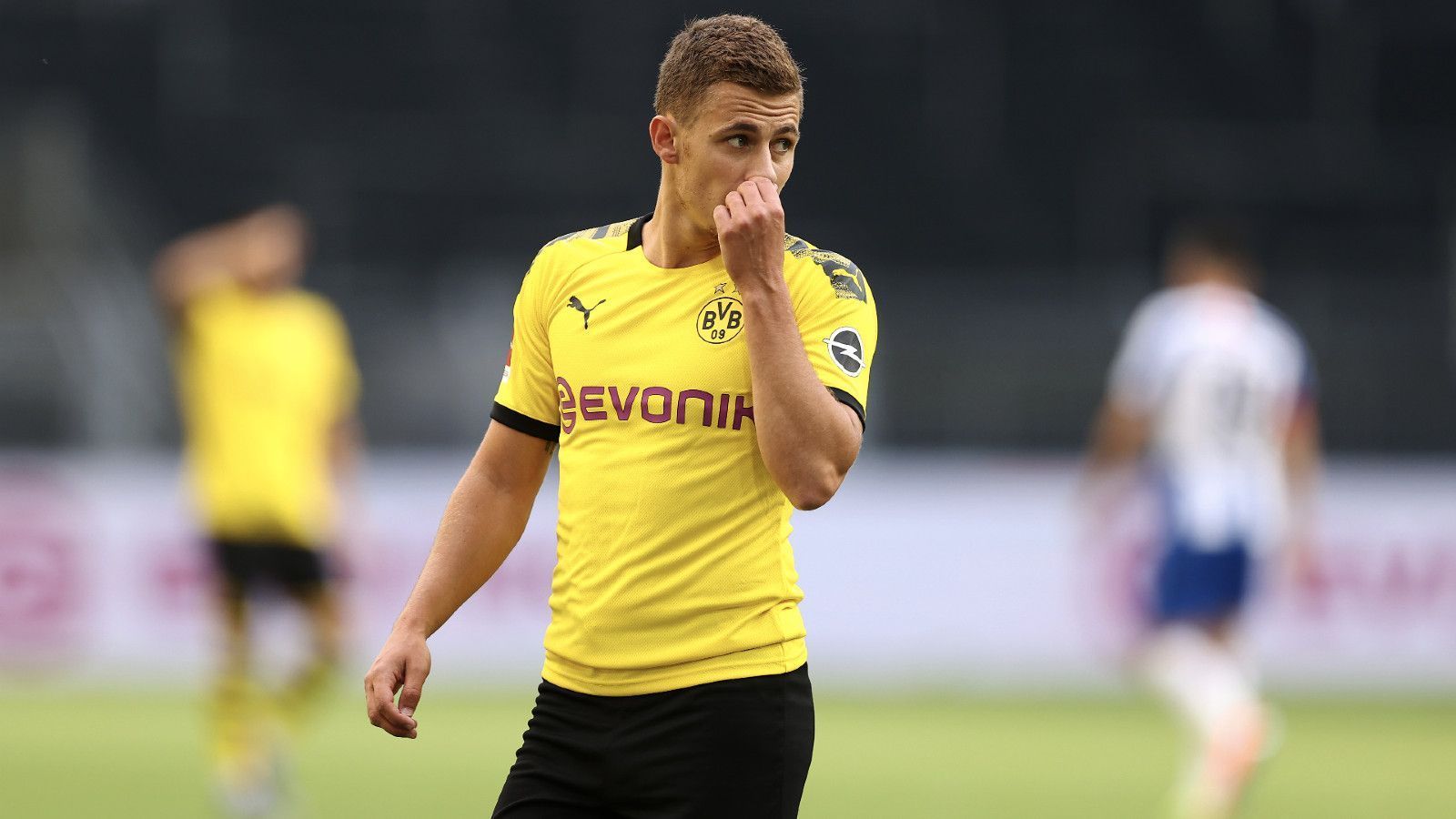 
                <strong>Thorgan Hazard</strong><br>
                Wegen des Verletzungsausfalls von Erling Haaland muss Hazard erneut als Stürmer agieren, tut sich gegen die stabile Abwehr von Hertha allerdings schwer. In der 21. Minute hat Hazard die erste große Chance des Spiels zu verbuchen, verfehlt das Tor allerdings aus wenigen Metern. In der zweiten Halbzeit ist er vorne etwas aktiver. Insgesamt aber bleibt er unter seinem Potential. In der 79. Minute wird er ausgewechselt. ran-Note: 4
              