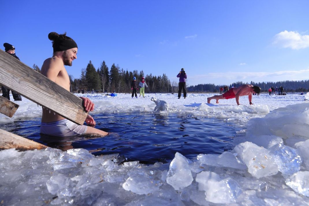 Die einen ziehen den Schlitten durch den Schnee, die anderen gehen baden. Tipp fürs Winter-Bad: Mütze - dann kühlt dein Kopf nicht aus.