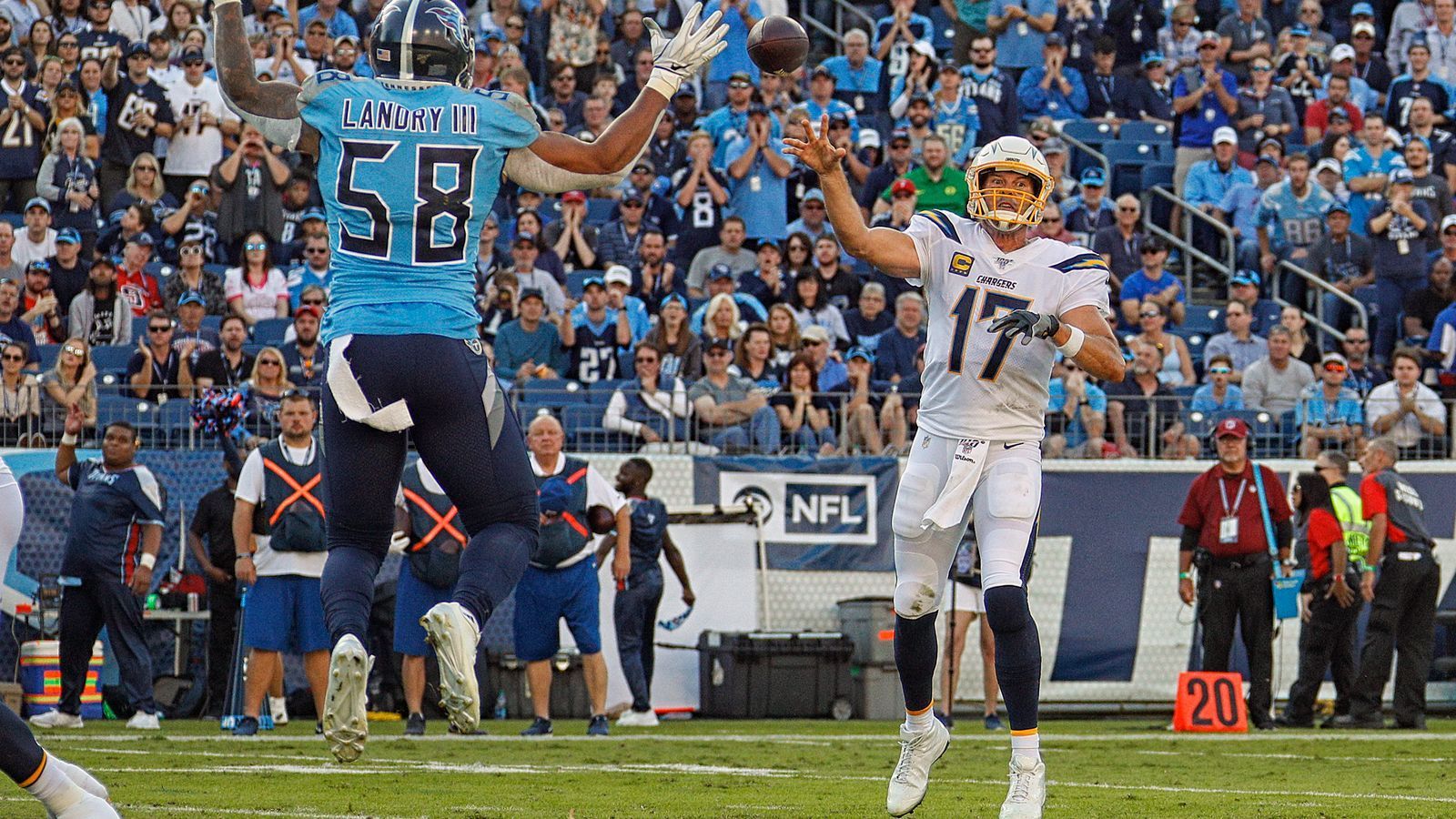 
                <strong>Tennessee Titans</strong><br>
                Für die Titans gilt im Grunde genommen das Gleiche, wie für die Bucs. Tennessees Quarterback Marcus Mariota blieb wie Winston im zurückliegenden Contract Year seine Qualifikation zum Franchise Quarterback schuldig. Schlimmer noch als Kollege Winston wurde Mariota - beide waren Erstrundenpicks im Draft 2015 (Winston an 1, Mariota an 2 gepickt) - noch während der Saison gebenched. Der vor der Saison von den Miami Dolphins per Trade gekommene Ryan Tannehill drehte postwendend die Zeit zurück und führte die Titans nach überragenden Leistungen bis ins AFC Championship Game der Playoffs. Nach einem im Rückblick als Schnäppchen zu verbuchenden Deal über ein Jahr und zwei Millionen Dollar plus zahlreicher Boni für Tannehill muss sich die Franchise nun die Frage stellen, ob sie mit dem 31-jährigen Playmaker für die kommenden Jahre zusammenarbeiten will und ihm eine Wiederholung der zurückliegenden Saison erneut zutraut. Tannehill wird im fortgeschrittenen Footballer-Alter noch mal einen hoch dotierten und langfristigen Vertrag unterschreiben wollen. Mariota wird hingegen mit großer Wahrscheinlichkeit keine Zukunft mehr in Tennessee haben.
              