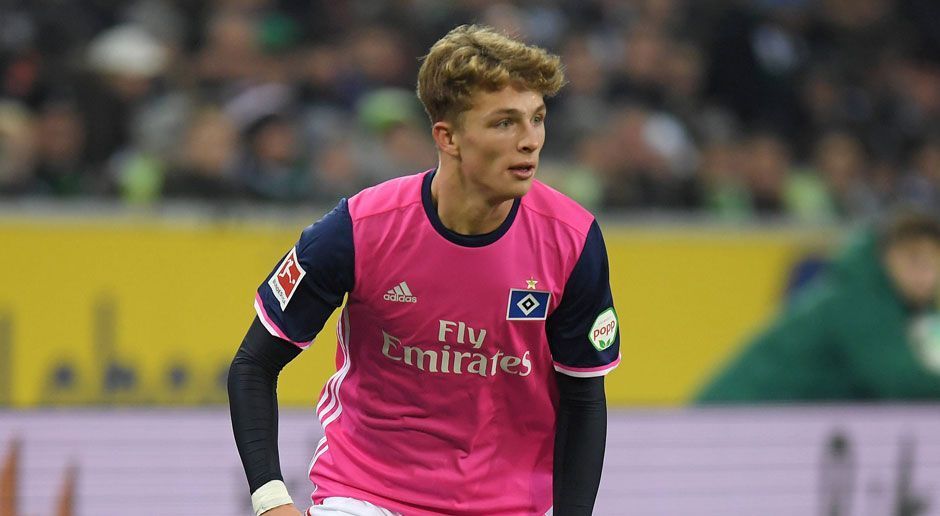 
                <strong>Jann-Fiete Arp (Hamburger SV/Angriff)</strong><br>
                Beim HSV ist Arp einer der wenigen Lichtblicke in einer Katastrophen-Saison. Und obwohl sich der 18-Jährige in der Hansestadt wohlfühlt, ist ein Abschied zum Saisonende nicht ausgeschlossen. "Wenn der HSV absteigen sollte, muss man sich fragen, ob es sinnvoll ist, in die zweite Liga mitzugehen", sagte Vater Falko Arp dem "Sportbuzzer". Gerüchten zufolge soll Bayer Leverkusen die Fühler nach dem Sturmtalent bereits ausgestreckt haben.
              