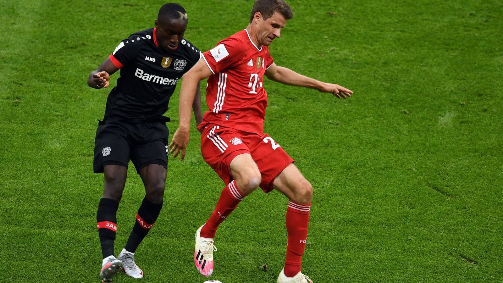 
                <strong>Thomas Müller</strong><br>
                Thomas Müller ist gewohnt sehr aktiv, bietet sich ständig an, kommt aber eher zufällig in der ersten Halbzeit zu einer Torchance, als er von Serge Gnabry praktisch angeschossen wird. Er hat zwar viele Ballkontakte, kann im letzten Drittel allerdings keine entscheidenden Akzente setzen. ran-Note: 3
              