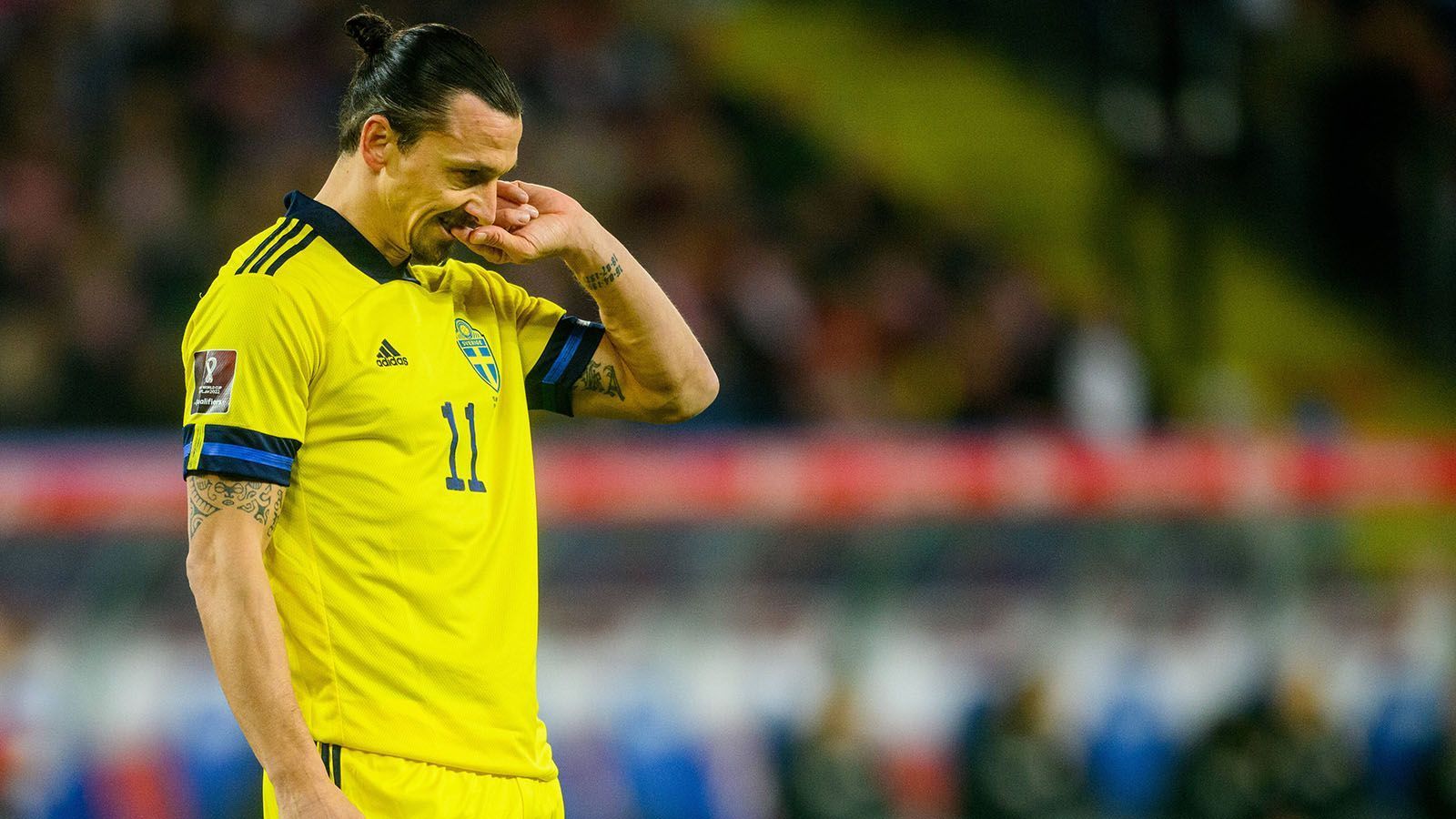 
                <strong>Zlatan Ibrahimovic (Schweden)</strong><br>
                Auch 2022 muss die Weltmeisterschaft ohne Zlatan Ibrahimovic auskommen. In den Playoffs verlor die schwedische Nationalmannschaft mit 0:2 gegen Polen. Das letzte Mal stand "Ibrakadabra" 2006 bei einer WM auf dem Platz. Damals schmiss Deutschland die Schweden im Achtelfinale aus dem Turnier. Im Oktober wird Ibrahimovic 41. 2026 wäre er als 45. Unrealistisch, dass er dann immer noch das Trikot überzieht. Andererseits... wenn es jemanden zuzutrauen ist dann Zlatan Ibrahimovic.
              