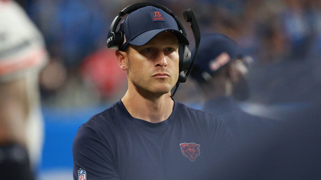 Chicago Bears vs Detroit Lions DETROIT,MICHIGAN-SEPTEMBER 14: Chicago Bears head coach Ben Johnson looks on during the first half of an NFL, American Football Herren, USA football game between the Chicago Bears and the Detroit Lions in Detroit, Michigan USA, on Sunday, September 14, 2025 Detroit Michigan United States PUBLICATIONxNOTxINxFRA Copyright: xJorgexLemusx originalFilename:lemus-chicagob250914_np4HP.jpg