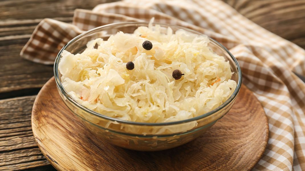 Sauerkraut kommt häufig zu deftigem Essen auf den Tisch. Wir zeigen, wie du mit dem fermentierten Kraut aber auch bewusst ein paar Kilos verlieren kannst.