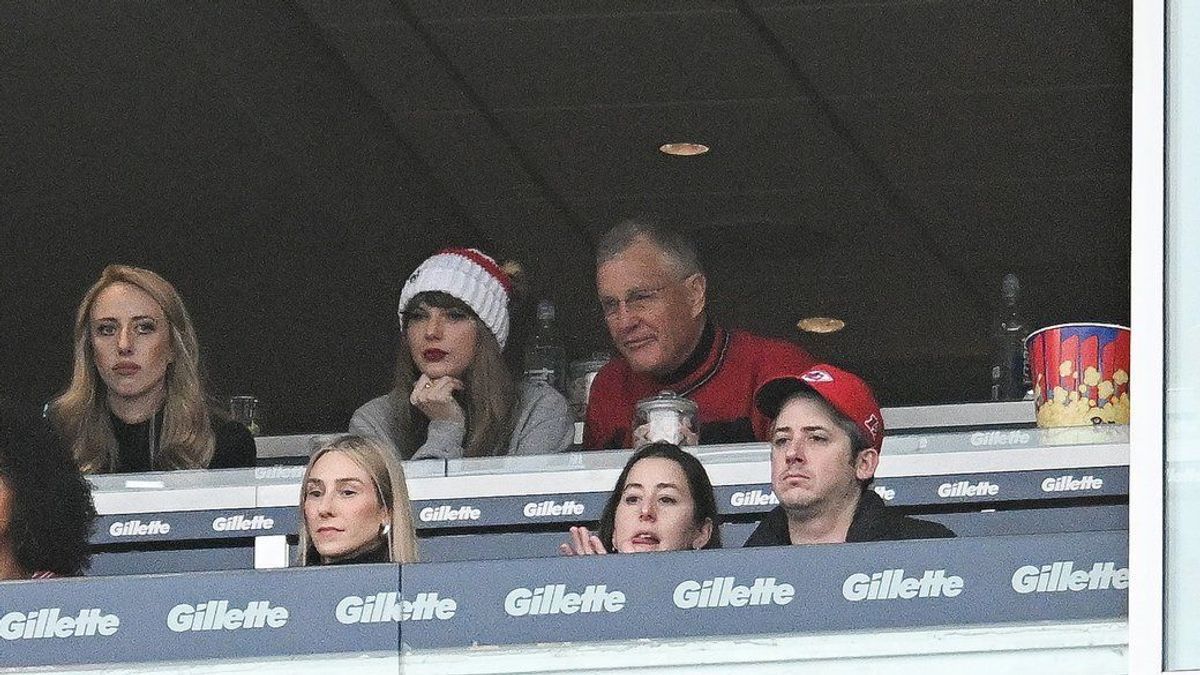 Oft an ihrer Seite: Taylor Swift mit ihrem Vater Scott - hier bei einem Football-Spiel der Kansas City Chiefs gegen die New England Patriots im Dezember in Massachusetts.