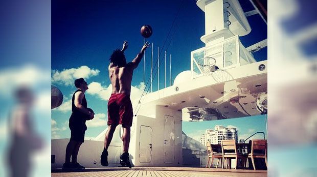 
                <strong>Haye an Bord</strong><br>
                ... beim Basketball an Deck der Yacht eines Freundes …
              