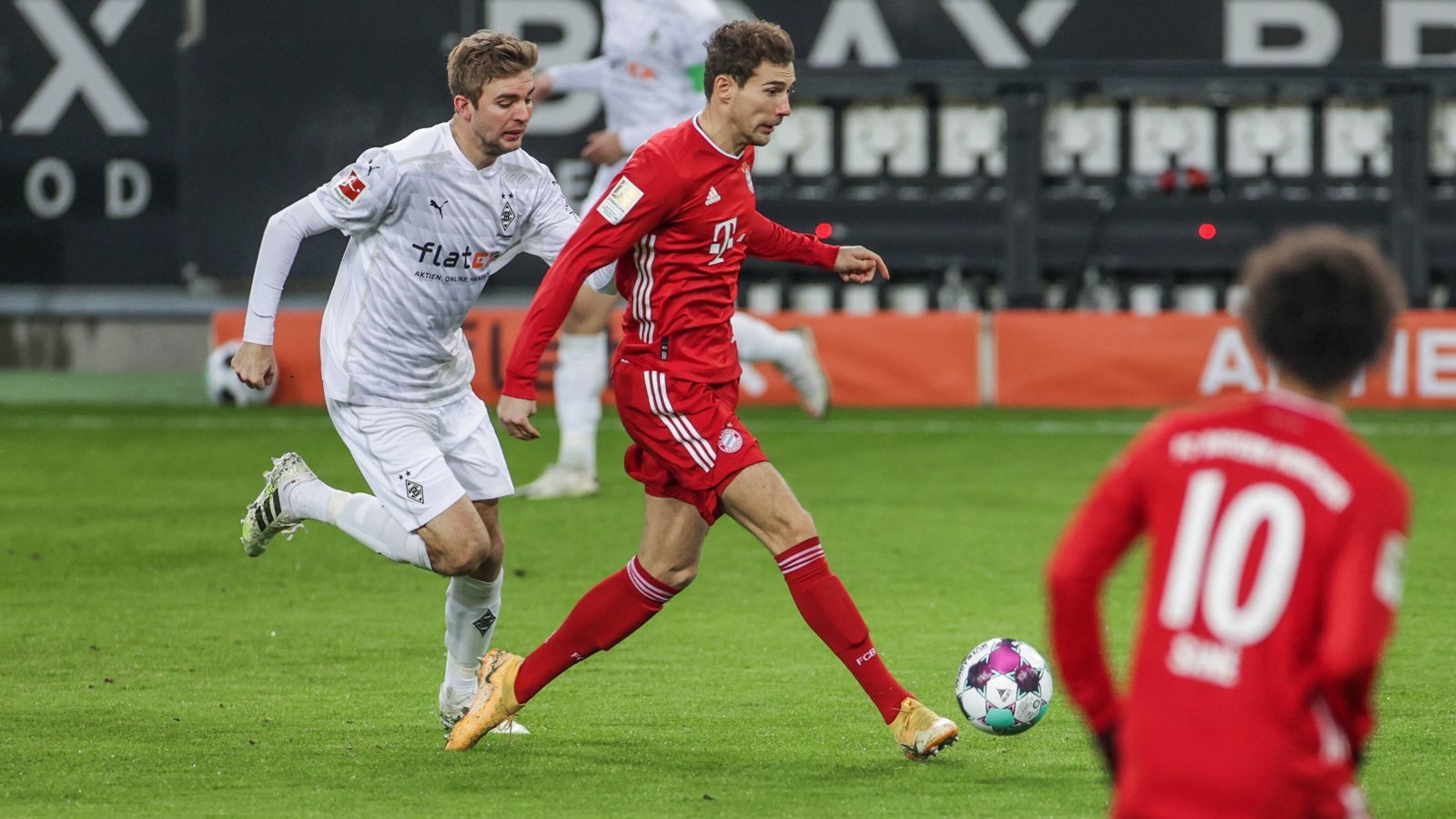 
                <strong>Leon Goretzka</strong><br>
                Orientiert sich vermehrt offensiv und überlässt Kimmich zu einem Großteil die Arbeit in der Defensive. Gewohnt starkes Stellungsspiel in der Mitte des Spielfelds, zudem schlägt der Nationalspieler einige gefährliche Bälle in die Spitze. Stellt beim 2:0 (26.) sein gesamtes Können unter Beweis: Goretzka fängt den Ball in der eigenen Hälfte ab und leitet damit sein eigenes Tor ein, welches er ungestört von der Strafraumgrenze erzielen kann. Verliert in der zweiten Hälfte den Bezug zum Spiel, ist aber insgesamt der einzige Lichtblick im Spiel der Münchner. ran-Note: 2
              