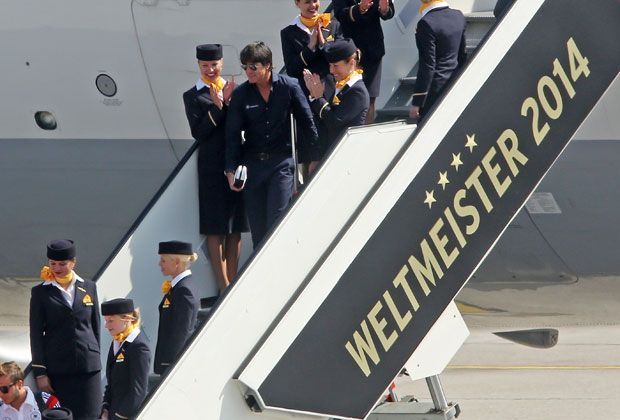 
                <strong>Applaus für Jogi</strong><br>
                Die Stewardessen beklatschen den Weltmeister-Trainer, Joachim Löw.
              