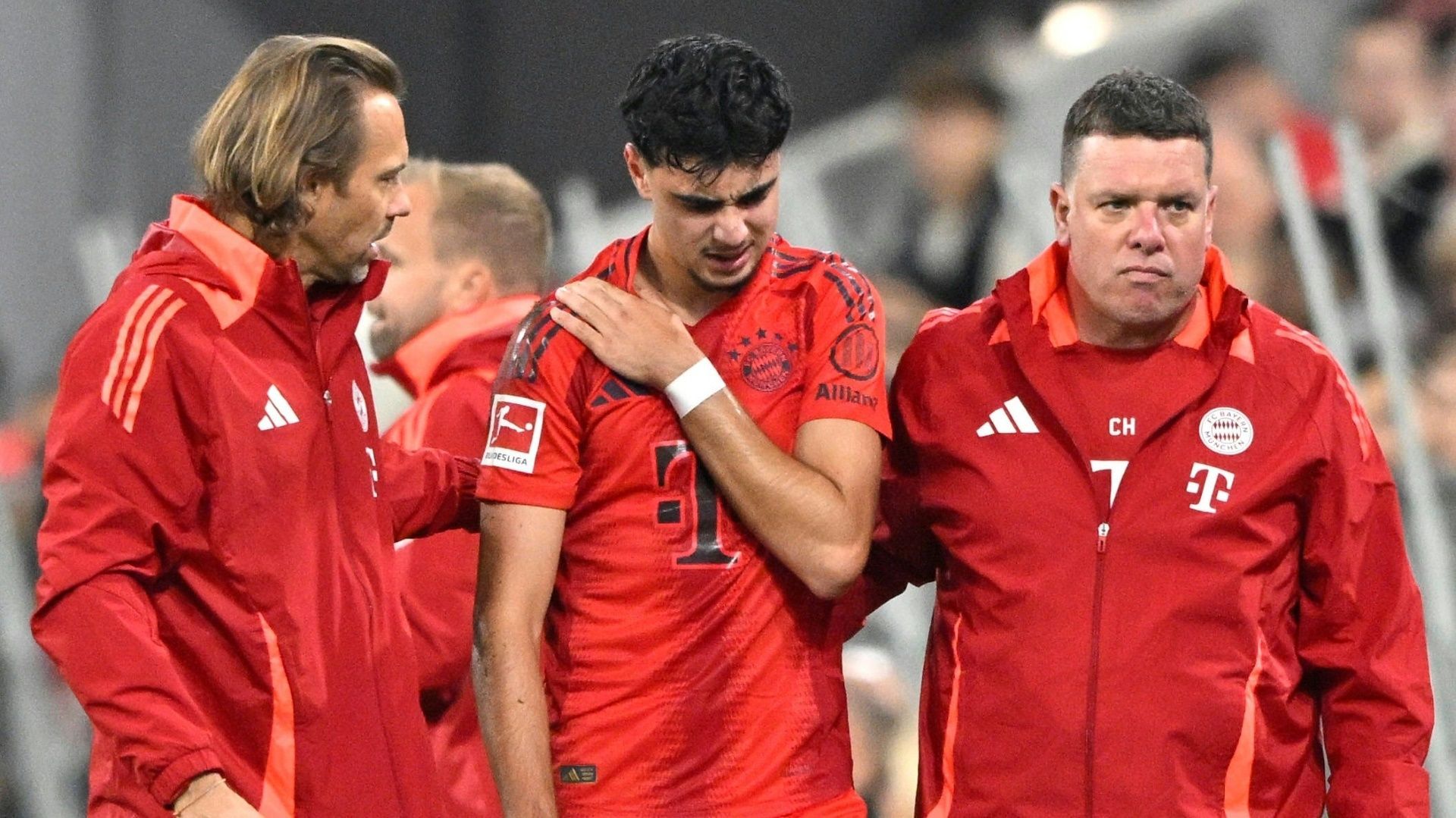 Schock Moment! Aleksandar Pavlovic Fällt Nach Augen Op Aus – So Reagiert Der Verein! - rso18ta