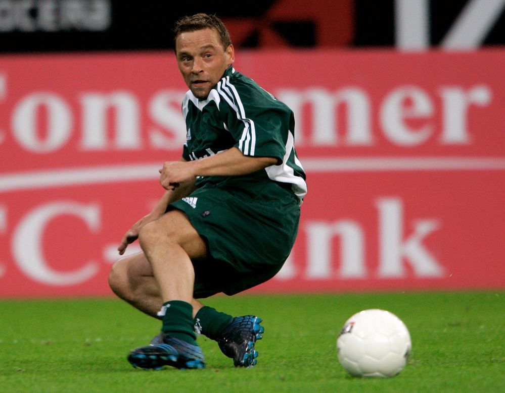 
                <strong>Thomas Häßler</strong><br>
                Unvergessen: Thomas "Icke" Häßler. Weltmeister mit Deutschland 1990 und Europameister 1996
              